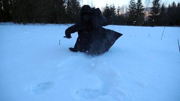 低视角的年轻人在雪地上慢跑和做运动翻筋斗在晚上快乐的家伙享受自由享受冬季旅行的乐趣假期特写慢动作