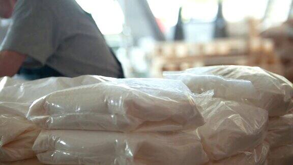 意大利面粉厂的工人正在包装通心粉