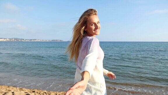 地中海的幸福年轻女子走向大海