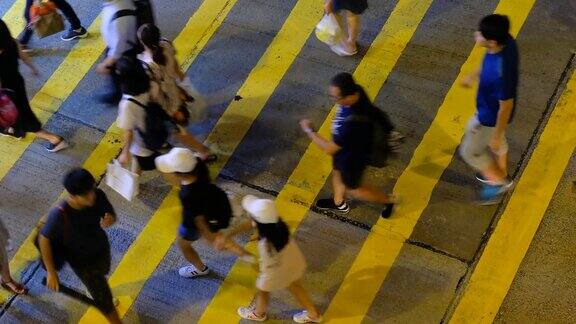 香港夜间繁忙的人行横道