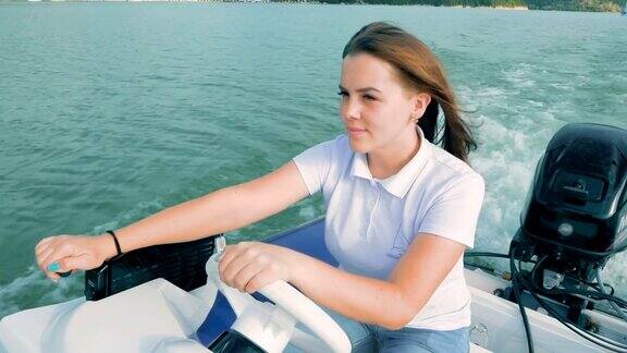 暑假旅游一位美丽的年轻女孩驾着摩托艇在湖上航行