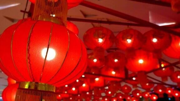 商场天花板上的传统红灯笼春节庆祝活动