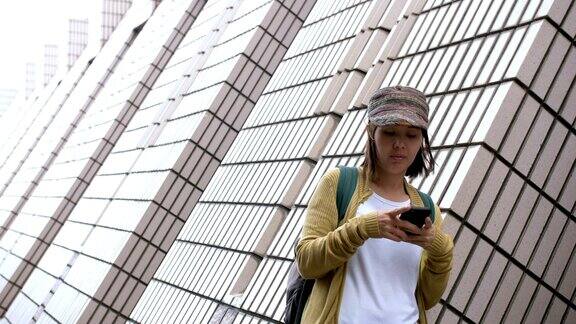 美女在香港用智能手机上网