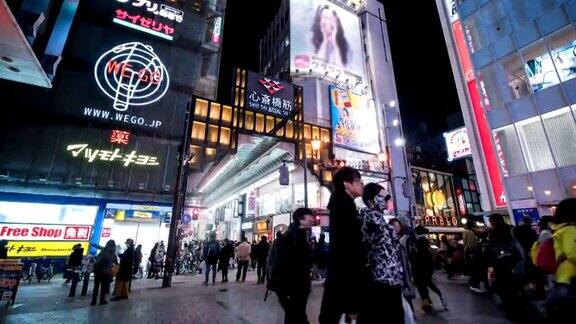 4k时光流逝:人们走在日本大阪道顿堀的夜间购物街上TiltDownShot