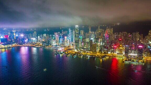 这是中国香港维多利亚港夜间市区交通的超远景图