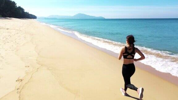 沙滩上跑步的女人