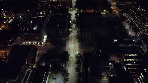 史诗城市在夜晚的空中移动照亮街道到摩天大楼灯光