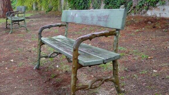 Palatino公园里的一条古老的小长椅