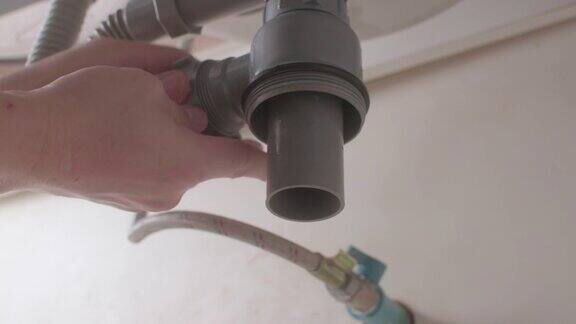 检查厨房的水管和水槽