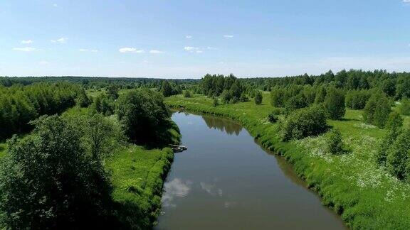 有河流和树木的景观