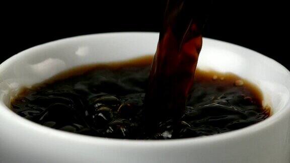 红糖倒入黑咖啡