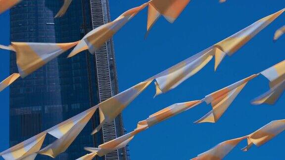 蓝色的天空中装饰性的旗帜迎风飘扬背景是摩天大楼高线公园曼哈顿纽约市美国