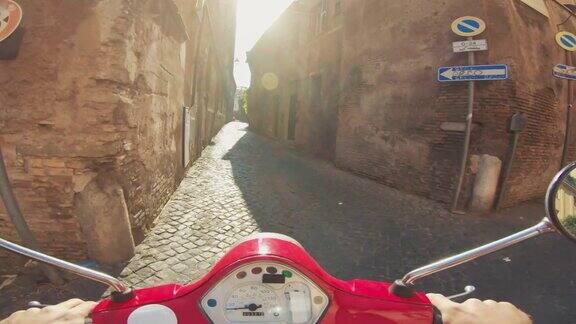意大利骑摩托车:在狭窄的小巷里骑摩托车