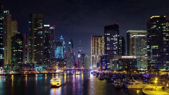 夜晚灯光迪拜码头水上交通步行湾全景4k时间流逝阿拉伯联合酋长国