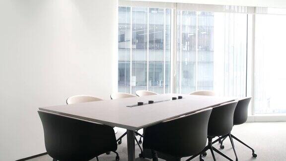 配备桌椅的现代化会议室