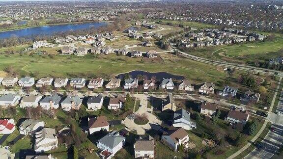 住宅社区的空中全景自由维尔弗农山芝加哥郊区伊利诺伊州电影般的无人机视频与向前和缓慢下降结合倾斜的相机运动