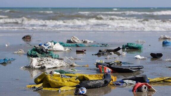 海滩上的塑料垃圾和垃圾的特写静态的照片
