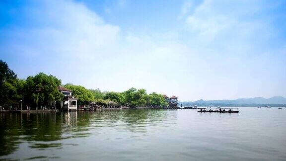 杭州西湖上的天空和游船时间流逝