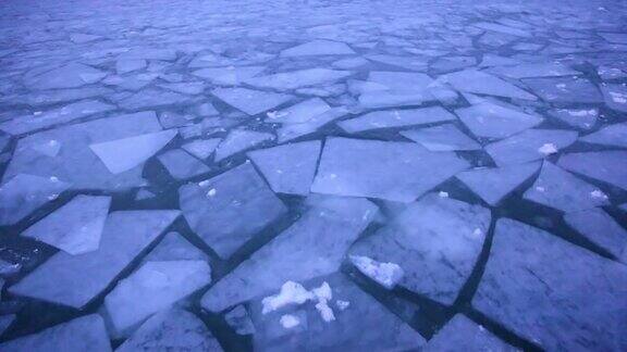 湖面上有冰块