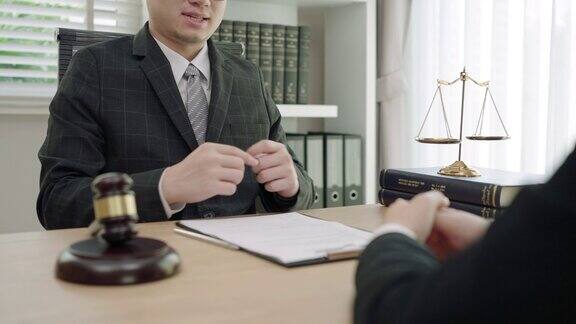 客户服务良好的合作商人与男性律师或法官之间的咨询与客户进行团队会议法律和法律服务理念