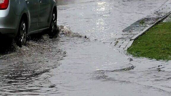 汽车穿过被水淹没的城市街道