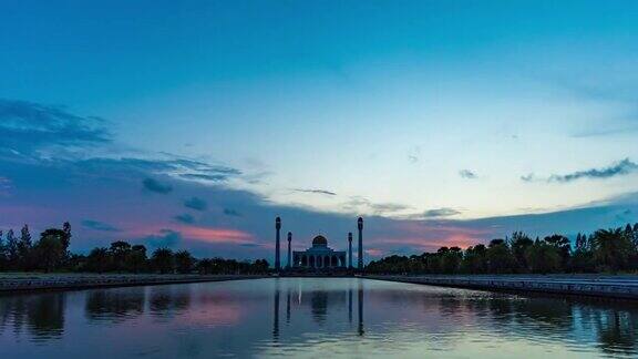 美丽的中央清真寺在日落和戏剧性的天空时间流逝视频
