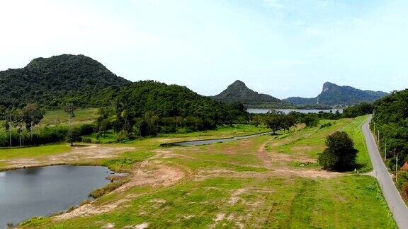 无人机拍摄鸟瞰泰国的自然山水和森林景观