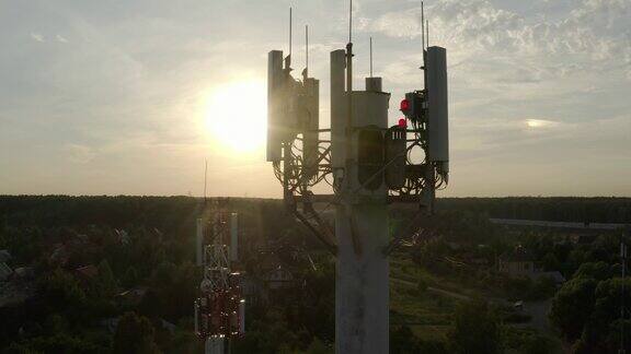 无人机鸟瞰图的蜂窝天线塔5g4g在日落GSM