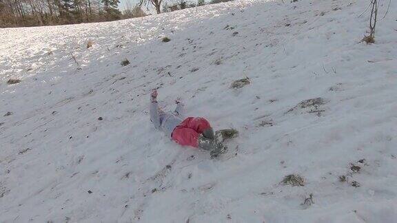 孩子们在雪地里玩得很开心他们以好玩的方式滚下来