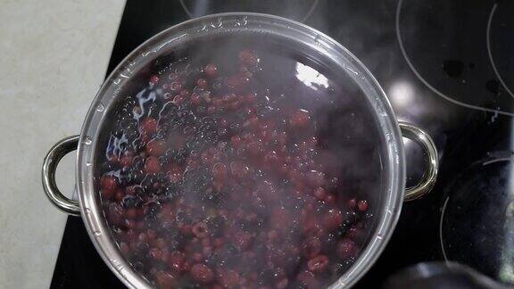 在锅里用沸水搅拌浆果烹饪果盘厨房