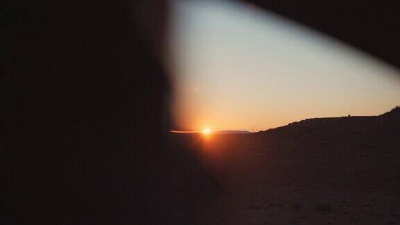 从汽车上看到的沙漠上的夕阳