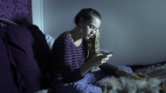 手机上的女孩青少年抑郁网络欺凌和网络社交媒体