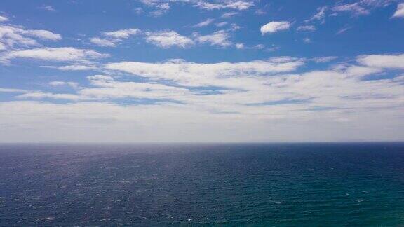 海景鸟瞰图蓝色的海和天空和云