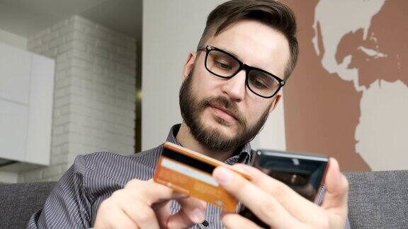 男子在智能手机上用银行卡在线支付