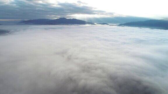 自然和Cloudcscape无人机:鸟瞰云海阳光雾和雾的山天空的观点明亮的晴天阳光明亮清澈的蓝天美丽的自然
