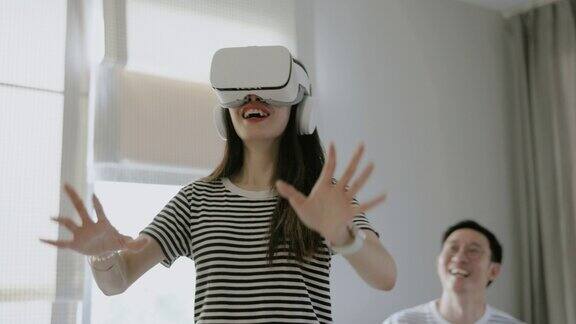 第一次玩亚洲少女的VR摄像机游戏