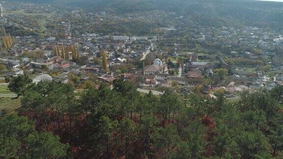 美丽的风景小镇坐落在丘陵之间的低地射杀从山顶俯瞰