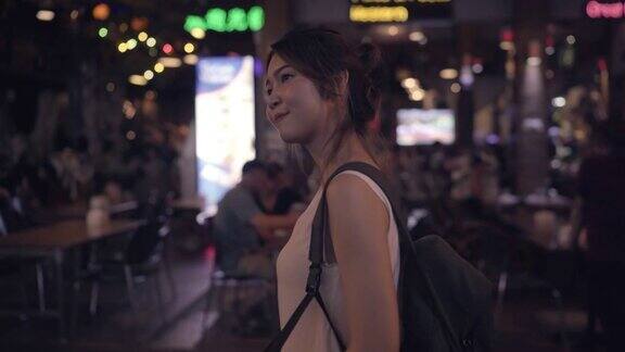 女背包客在泰国曼谷她的假期旅行