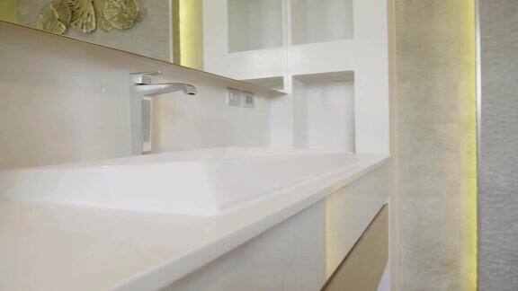 现代设计的家庭浴室浴室白色卫生洁具在建设中