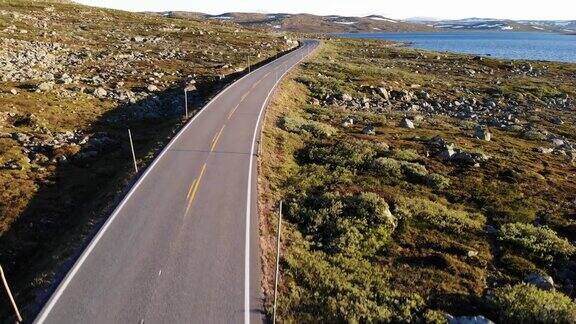 鸟瞰图穿越挪威哈当厄高原的道路