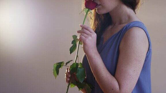 女人闻着红玫瑰然后扔掉了