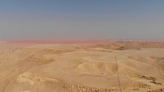 沙特阿拉伯中部利雅得的红色沙漠地区露头地质构造