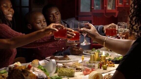 非裔美国家庭感恩节圣诞晚餐聚会祝酒干杯