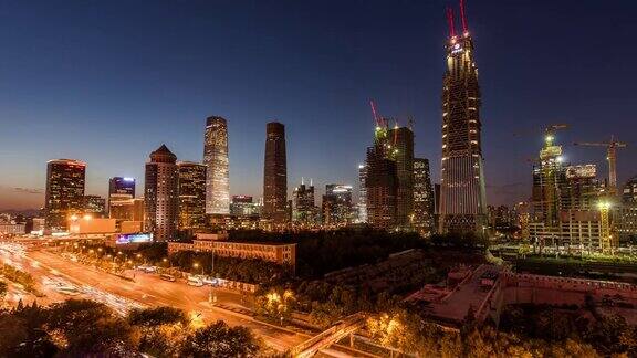ZI鸟瞰图北京CBD区域和大型建筑工地与起重机黄昏到夜晚过渡