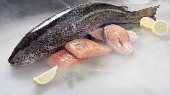 4K超高清:鲑鱼及其鱼片在黑色背景和冰冻的冰烟新鲜豪华海鲜和菜单食谱零售市场概念