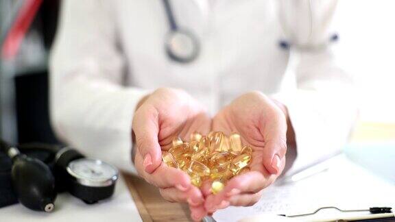 医生展示了含有维生素D或omega-3的黄色胶囊