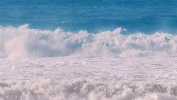加利福尼亚太平洋上的蓝色海浪