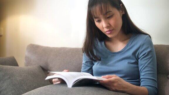在家里读书的亚洲女性