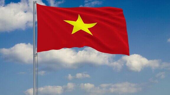 越南国旗映衬着漂浮在蓝天上的云朵