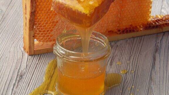 蜂蜜流进玻璃罐中背景是一个有蜂巢的框架